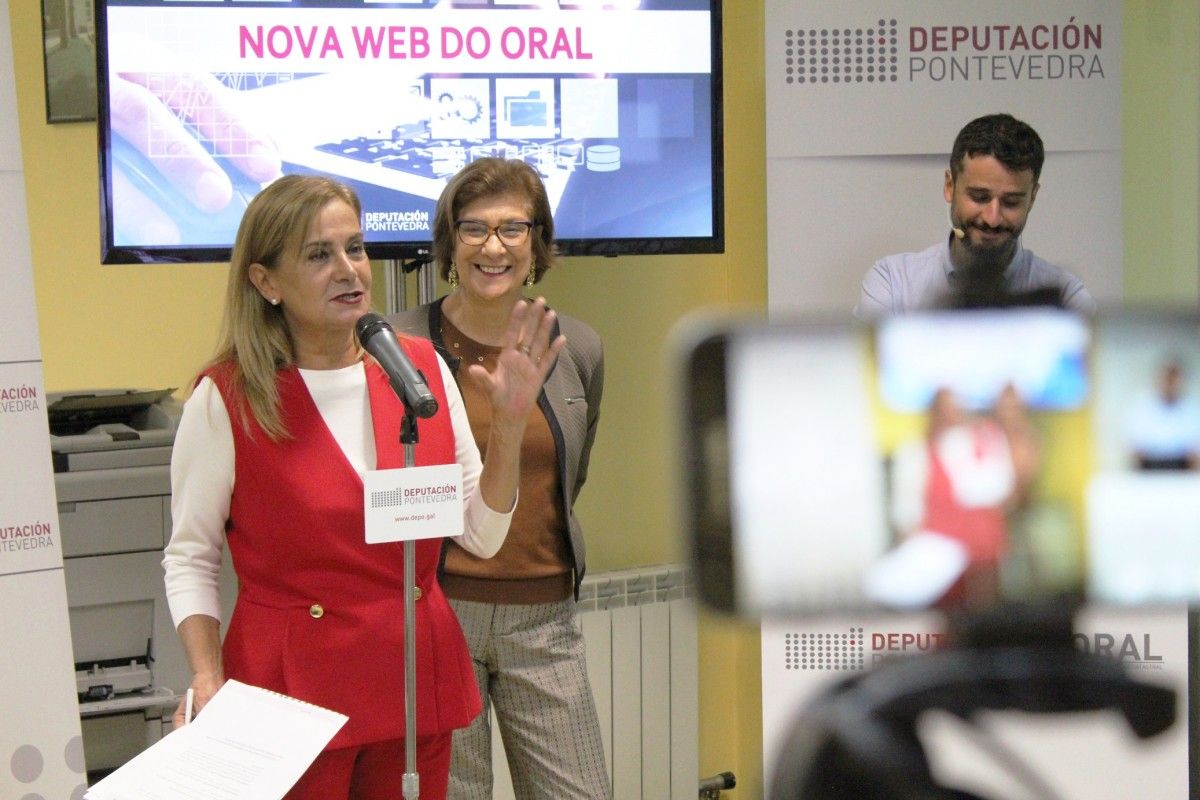 La presidenta de la Diputación, Carmela Silva, presenta la nueva página web del Oral
