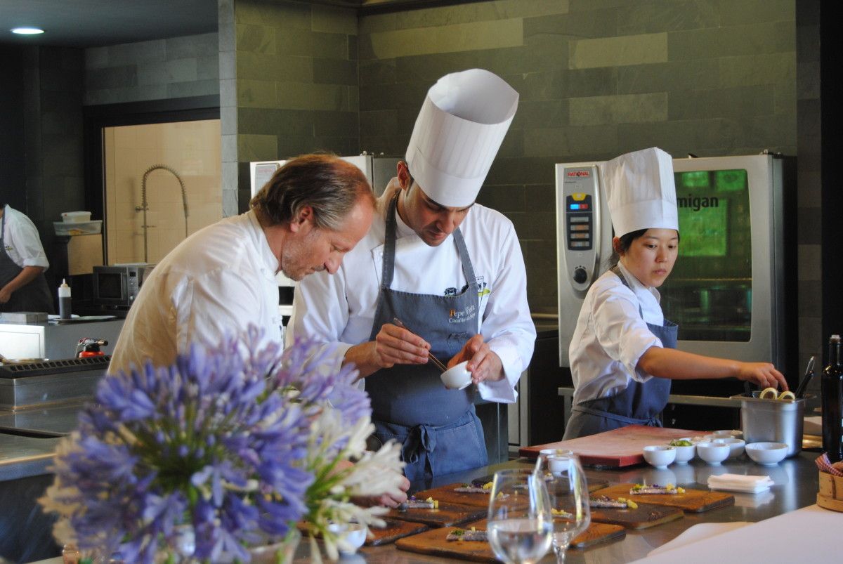 Xosé Torres, en la cocina de su restaurante Pepe Vieira