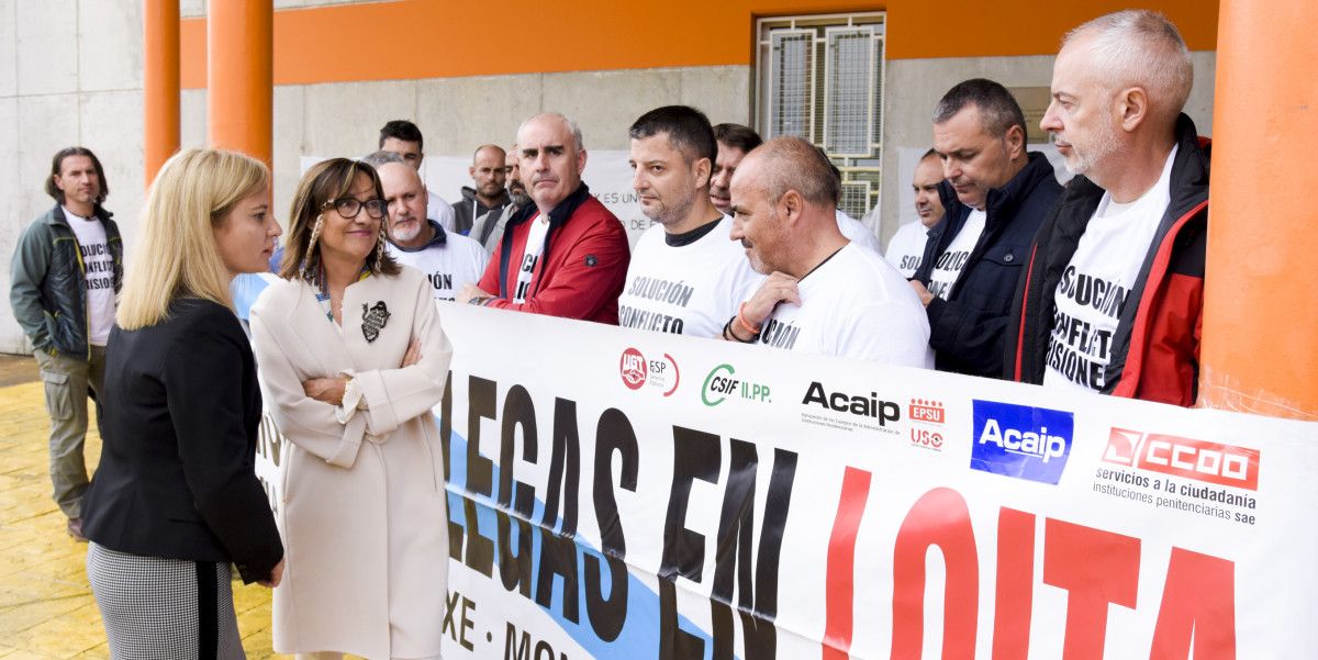 Maica Larriba e Teresa Delgado falan cos funcionarios da Lama concentrados á porta do centro