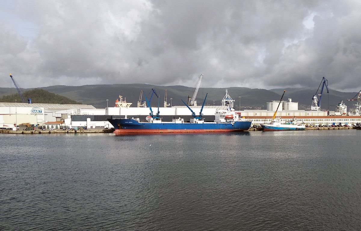 Buque de pesca conxelada no Porto de Marín