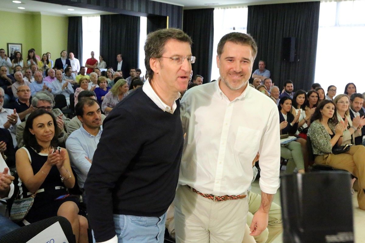 Jacobo Moreira y Núñez Feijóo en el Congreso local del PP de Pontevedra en el que Moreira salió elegido presidente