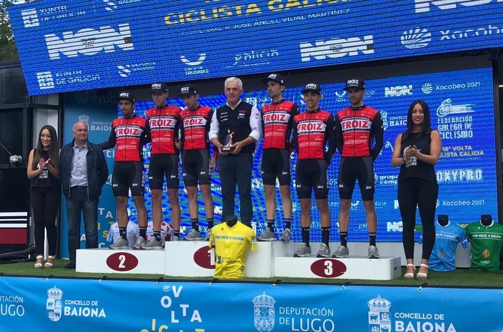 Los corredores del Supermercados Froiz en el podio de la Vuelta ciclista a Galicia