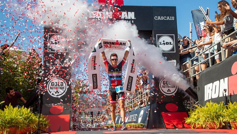 Gómez Noya na chegada a meta do IronMan 70.3 de Cascais