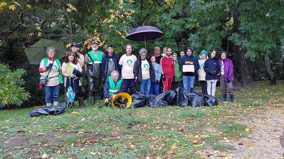 Voluntarios na limpeza do río Gafos