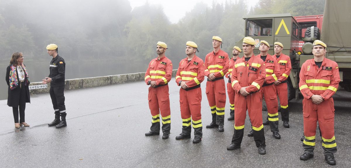 Maica Larriba despide os militares da UME despregados en Figueirido durante a campaña contra os incendios
