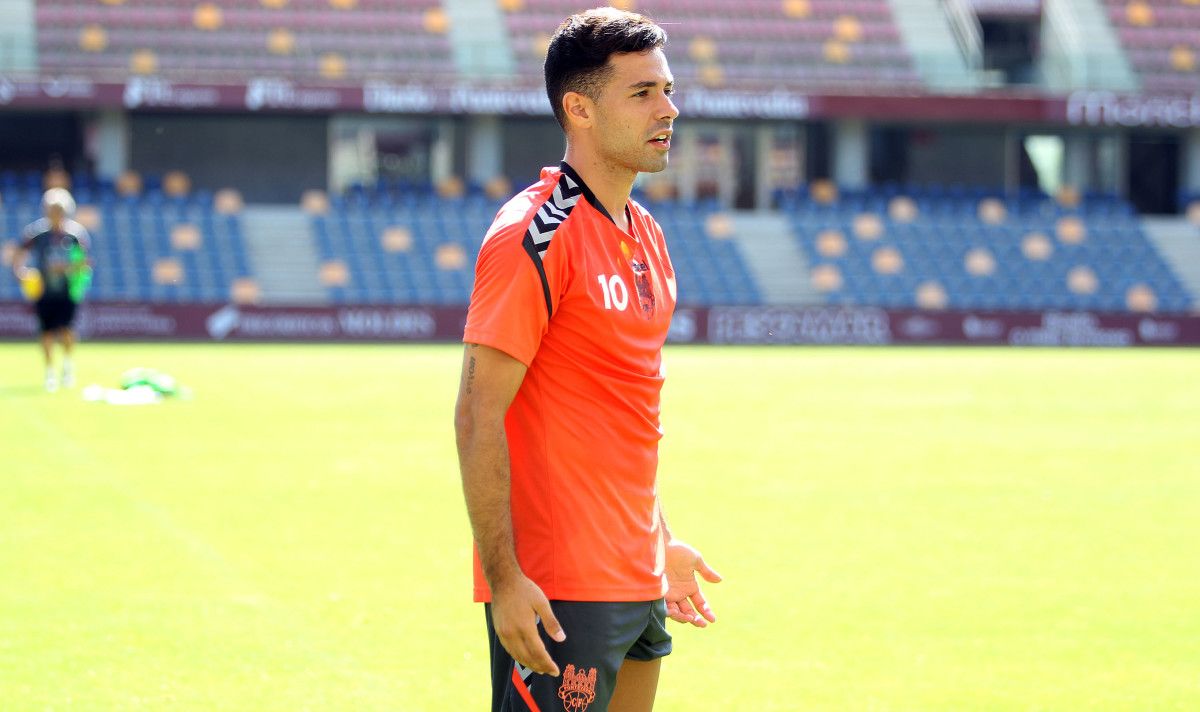 Álvaro Bustos durante un adestramento do Pontevedra