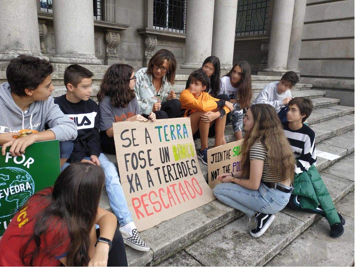 Maica Larriba con integrantes de Friday for Future de Pontevedra