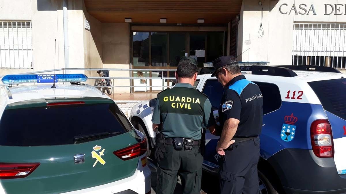 Guardia Civil e Policía Local de Bueu ante a Casa do Mar