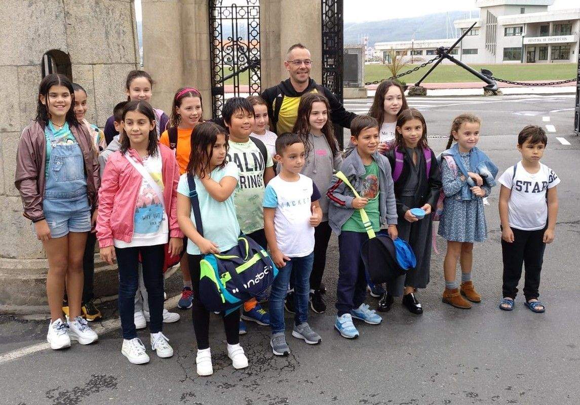 Participantes de la escuela municipal de saltos de trampolín de Marín