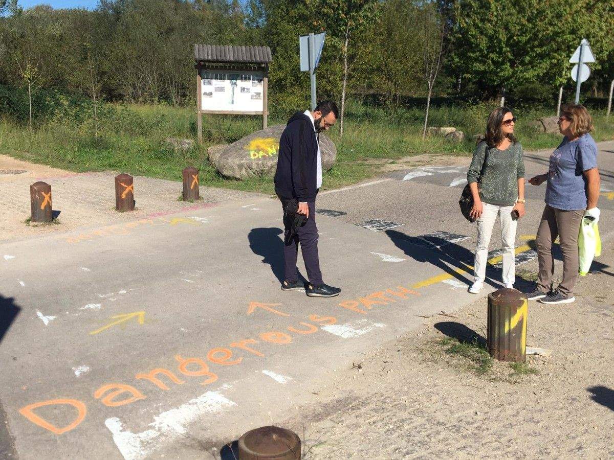 Concelleiros del PP visitan el tramo del Camino de Santiago con pintadas que alertan de su peligrosidad