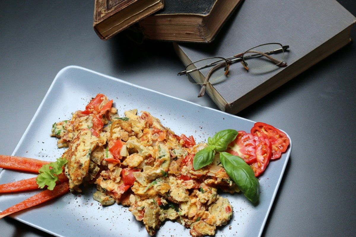 Revoltillo de huevo y diferentes ingredientes