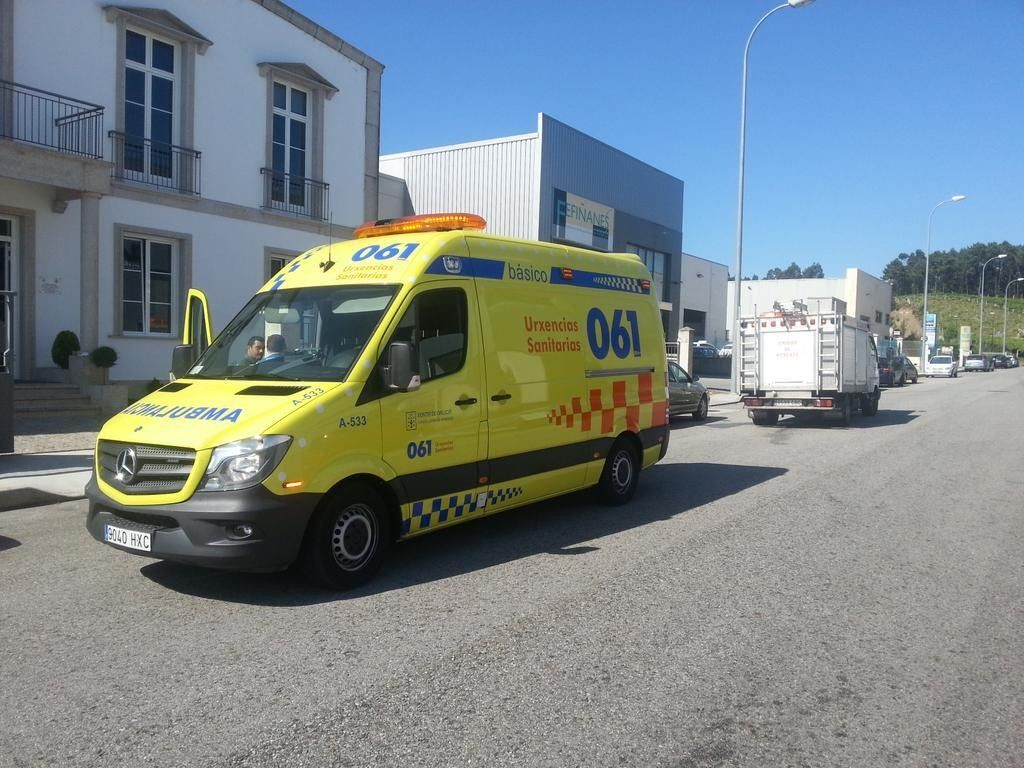 Intervención dunha ambulancia nun accidente laboral no polígono Sete Pías