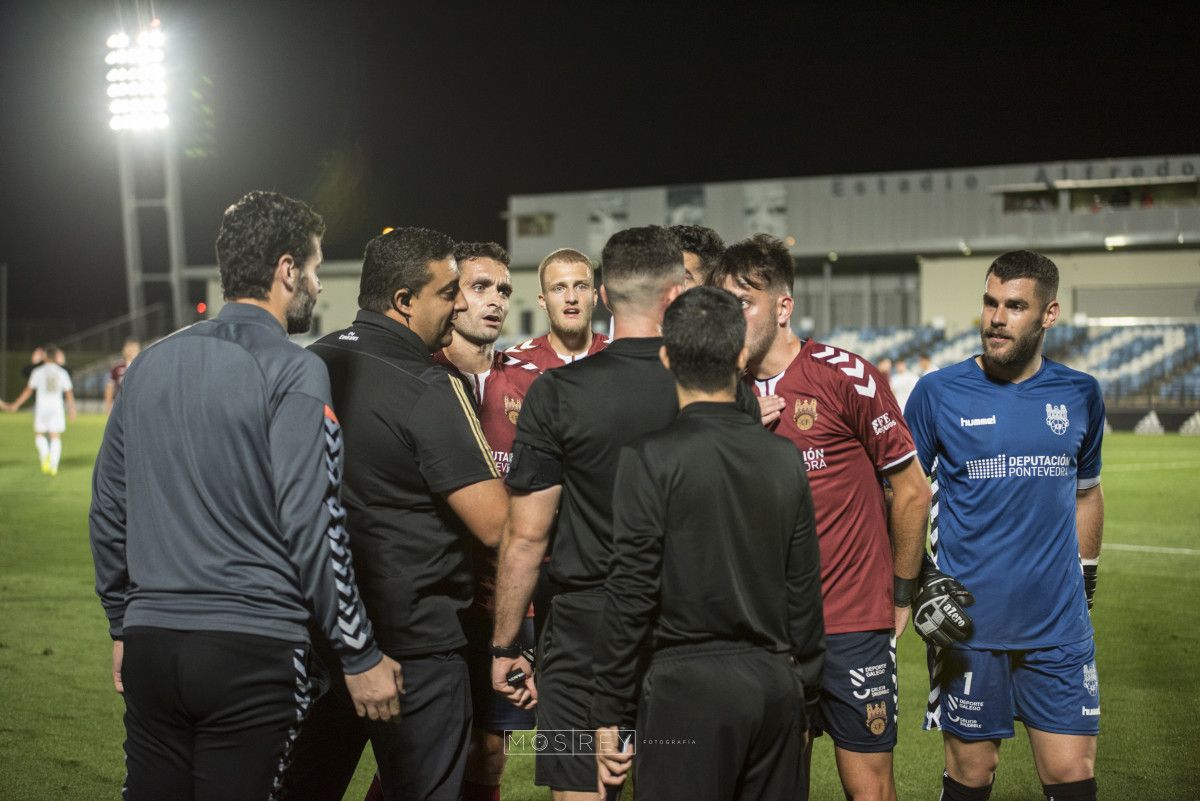 Protestas de los jugadores del Pontevedra tras el gol anulado en la última jugada en Valdebebas