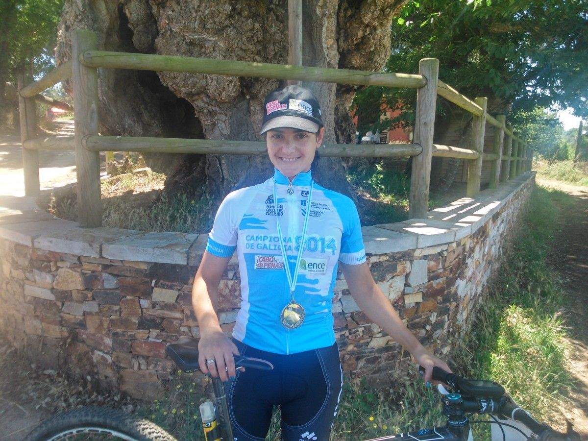 Lucía Vázquez posa co maillot de campioa galega de BTT