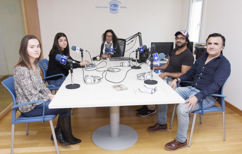 Promotores e participantes no CD 'Imposible de borrar' en PontevedraViva Radio