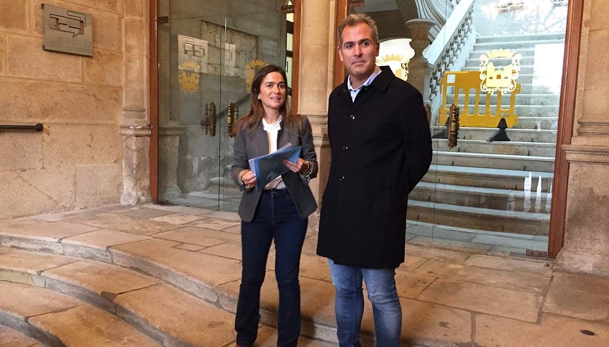 Pepa Pardo e Rafa Domínguez na entrada da Casa Consistorial