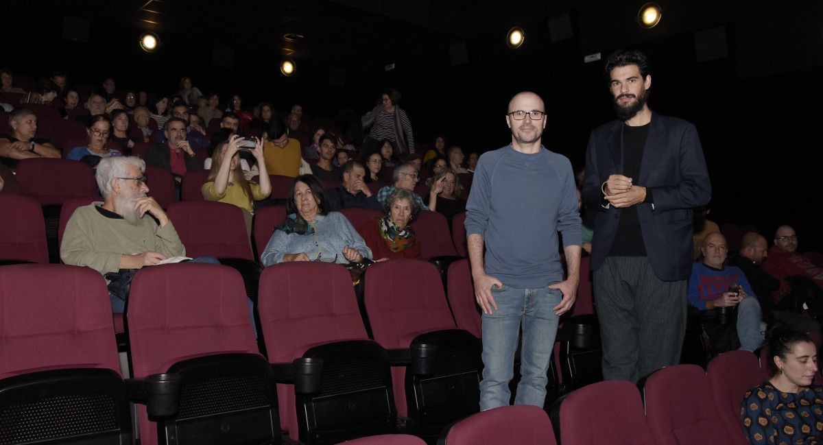 Oliver Laxe, acompañado de Suso Novas, en los cines de Pontevedra