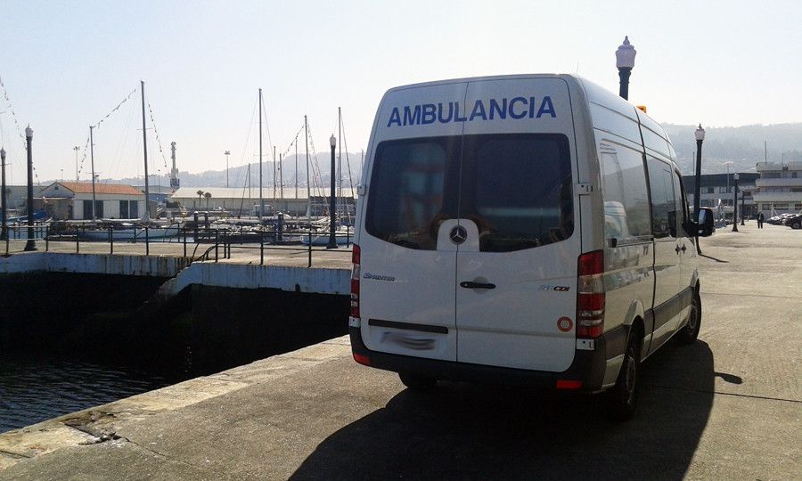 Ambulancia en la Escuela Naval de Marín