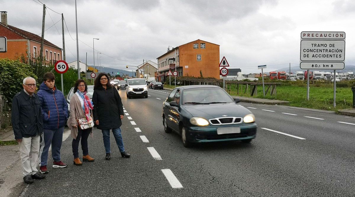 Carme da Silva en el tramo de la N-550 declarado 'de concentración de accidentes' en la parroquia de Lérez