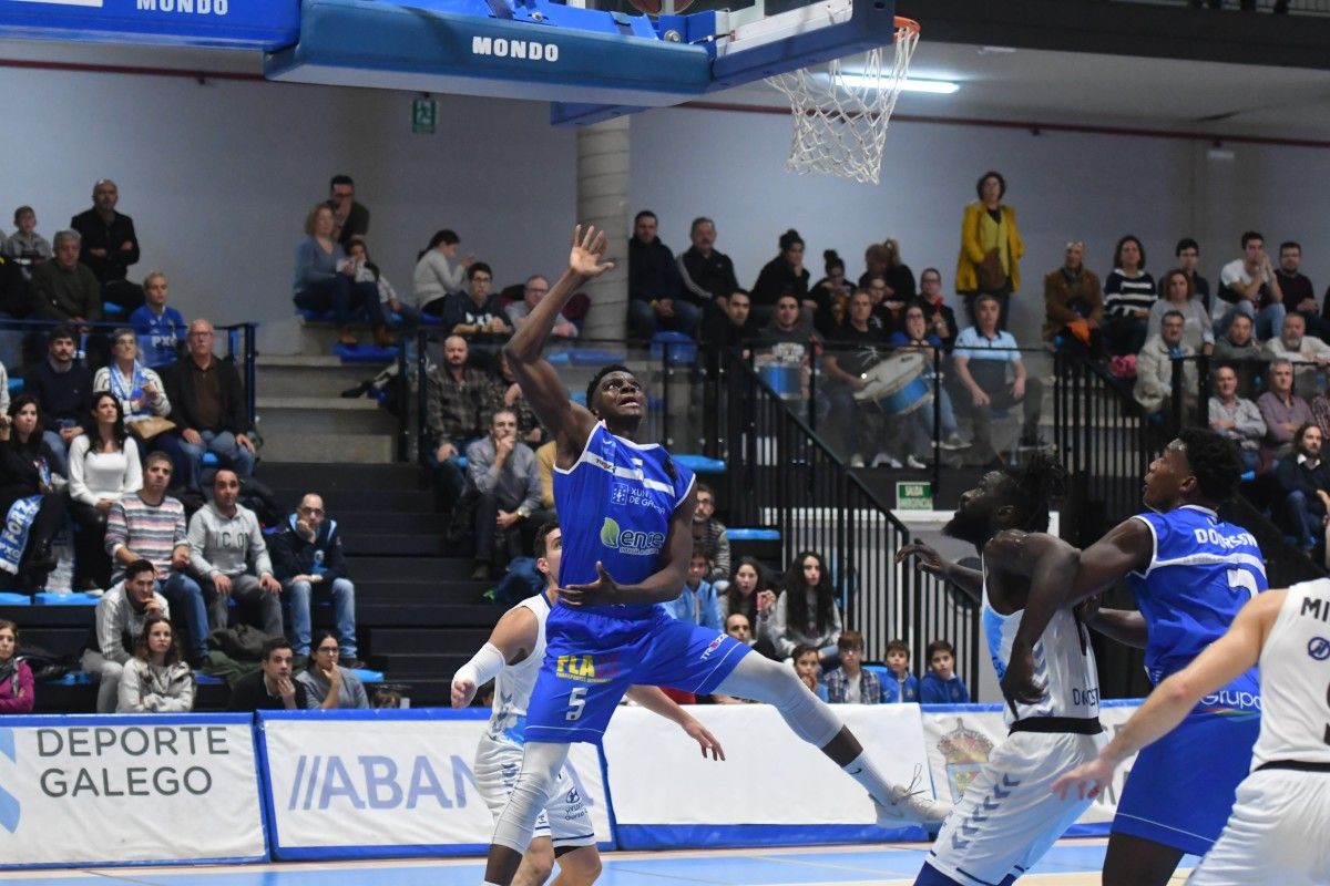 Partido entre Peixe Galego y Gipuzkoa Basket en A Raña