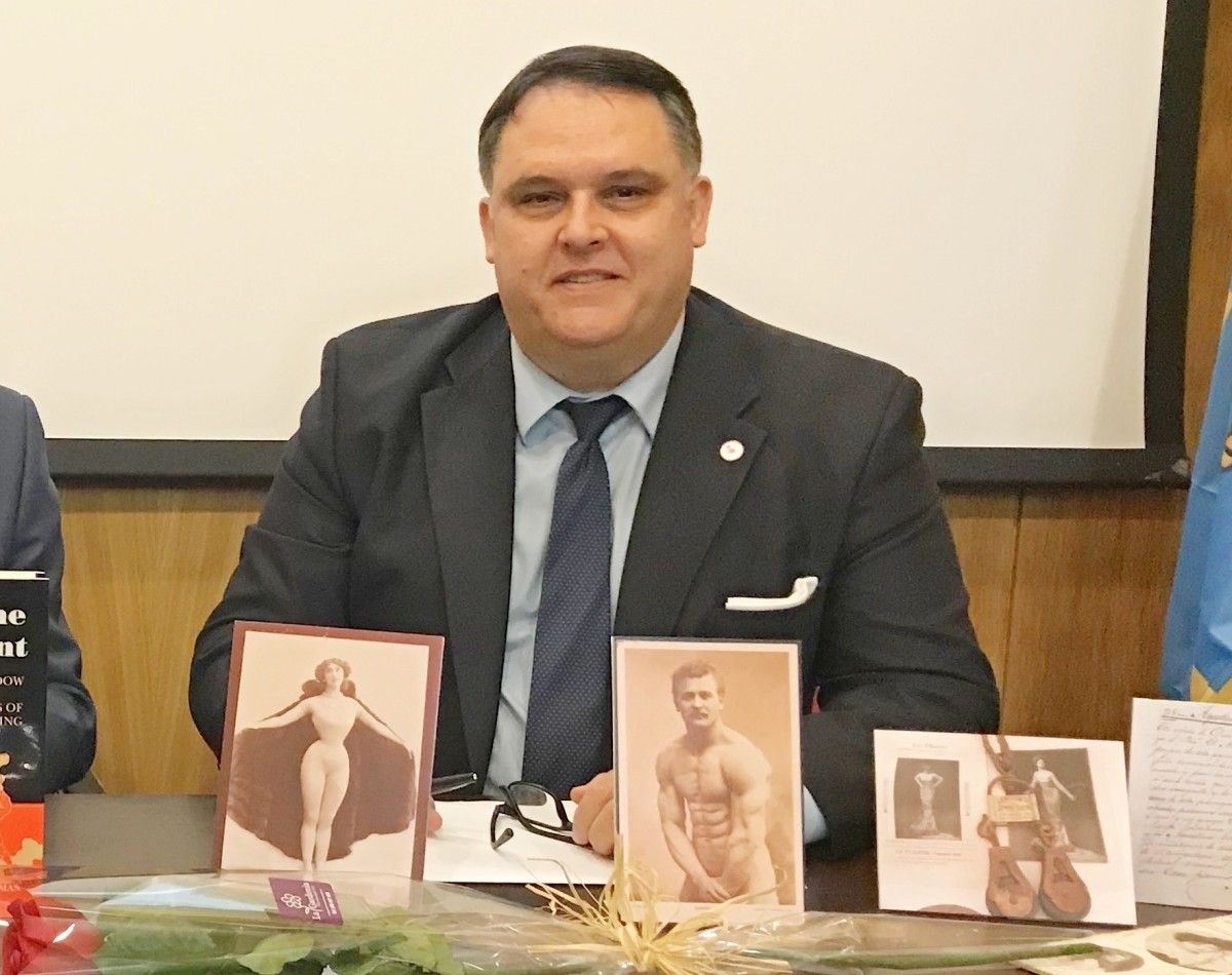 Tomás Abeigón presentó un trabajo de investigación sobre La Bella Otero