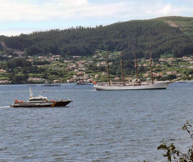 Una patrulla de la Guardia Civil acompaña al Elcano en su entrada en la ría de Pontevedra