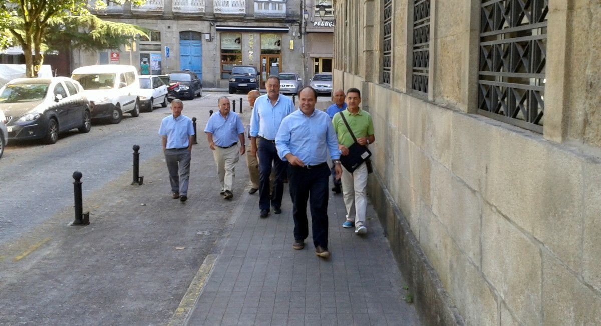 Los comuneros a la entrada de la Delegación de Defensa