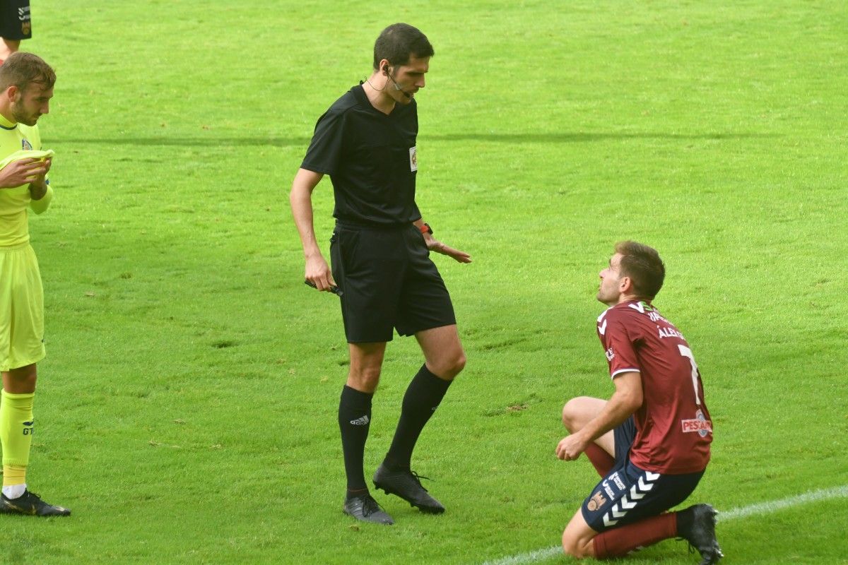 Partido de liga entre Pontevedra e Getafe B en Pasarón