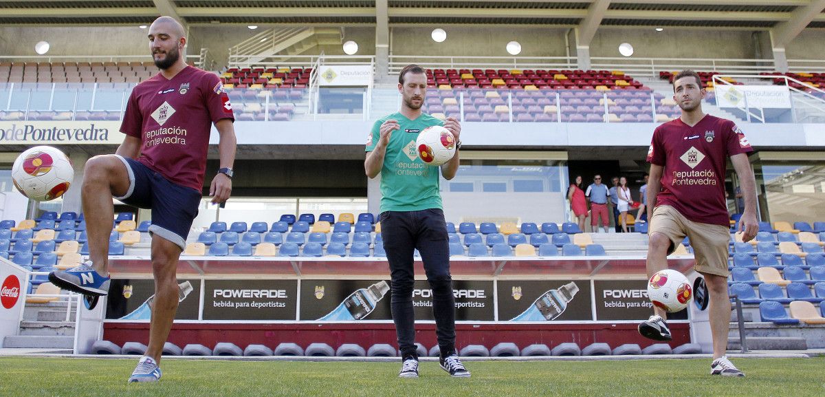 Pedro García, Sergio Lloves e Miguel Centrón na súa presentación como xogadores do Pontevedra