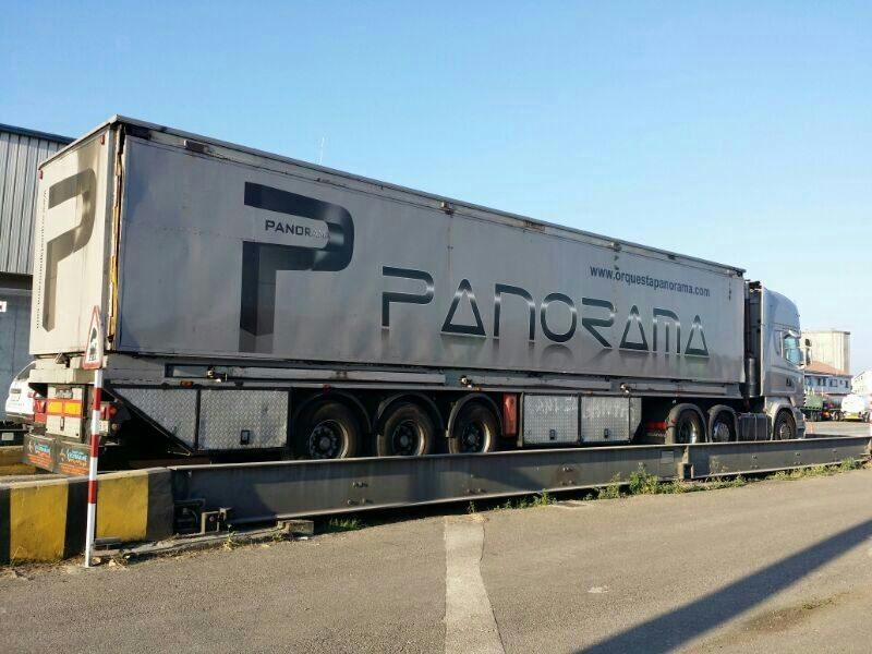 El camión de la Orquesta Panorama fue pesado en la báscula del Puerto de Marín
