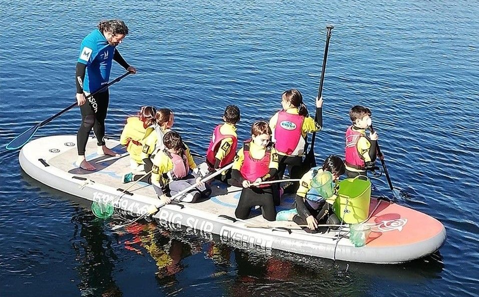 Alumnado del  Froebel participan en una jornada de limpieza de residuos en el río Lérez