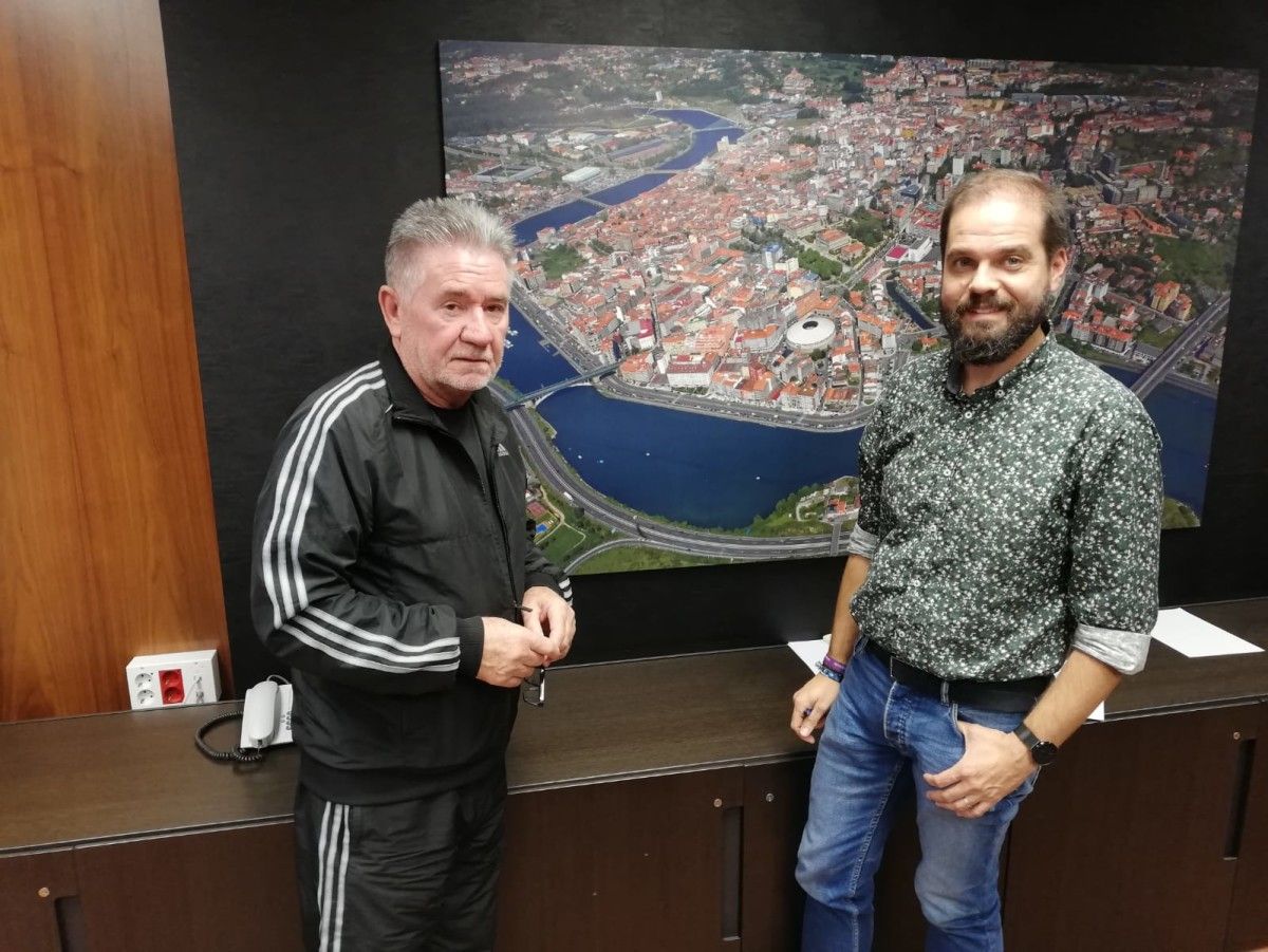 Reunión entre Carlos Diéguez, presidente da asociación veciñal O Mirador, e o concelleiro socialista Iván Puentes