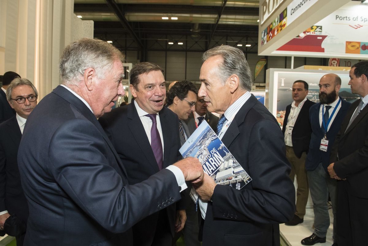 O presidente da Autoridade Portuaria, Jose Benito Suárez Costa, xunto ao ministro de Agricultura e Pesca, Luís Planas; e o presidente de  IFEMA, Clemente González