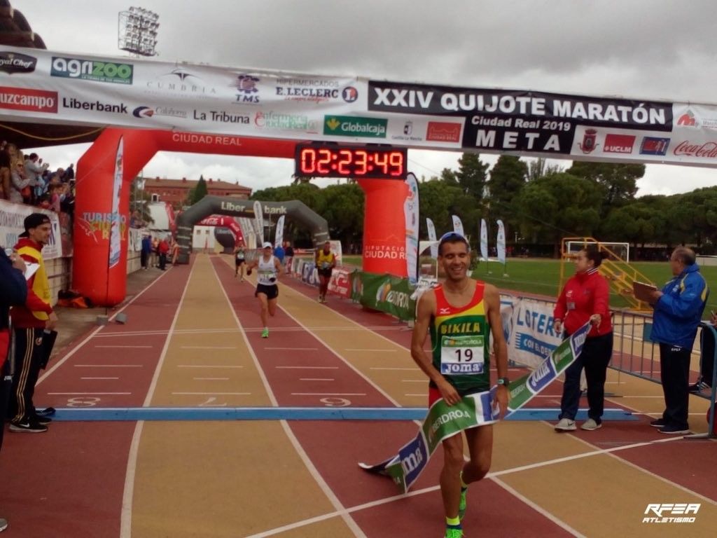 Manuel Hurtado, en segundo plano en el sprint final del Campeonato de España de Maratón
