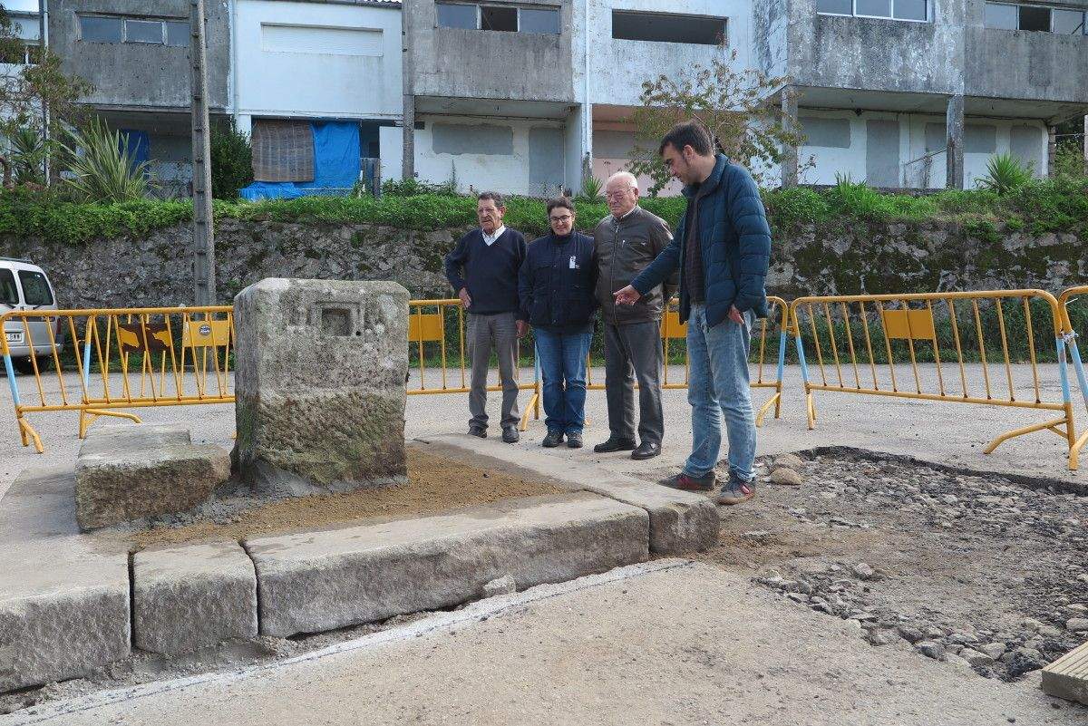 Visita do concelleiro Xaquín Moreda ás obras de restauración do cruceiro da igrexa de Mourente