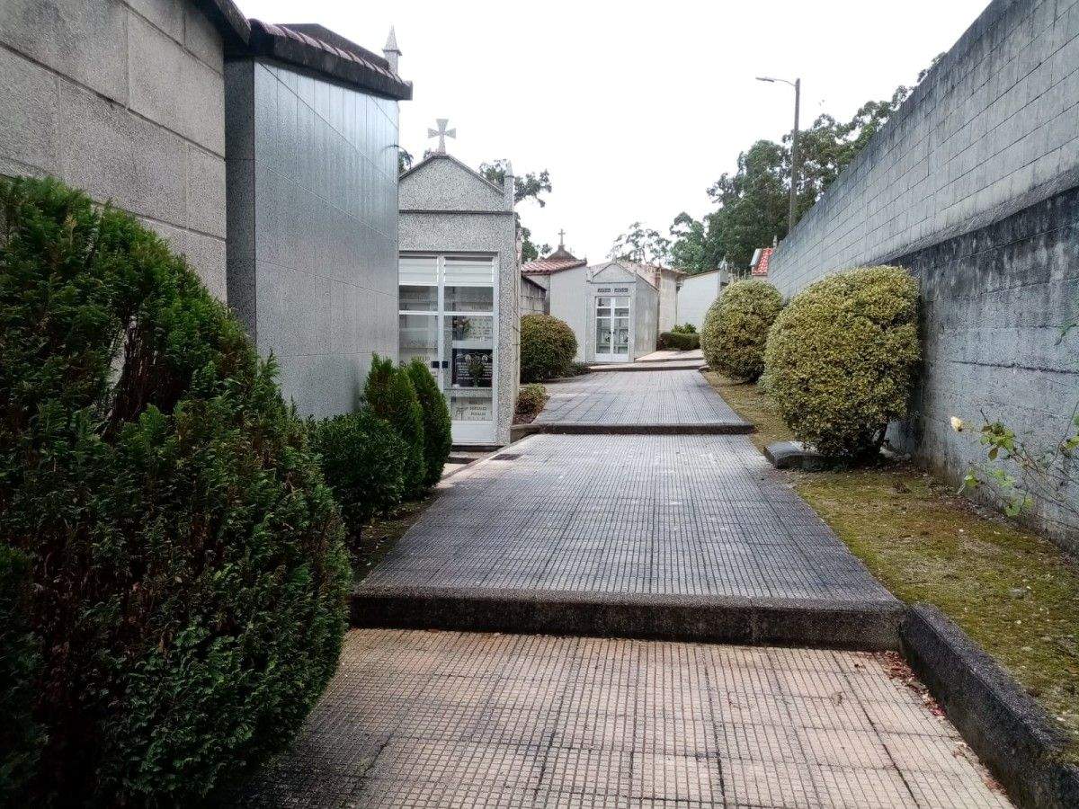 Estado dun dos cementerio de Marín antes do Día de Defuntos