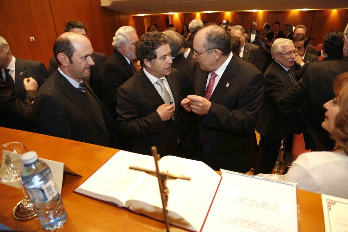 El presidente del Colegio de Médicos de Pontevedra, Luis Campos, habla con Miguel Anxo Fernández Lores y con Rafael Louzán