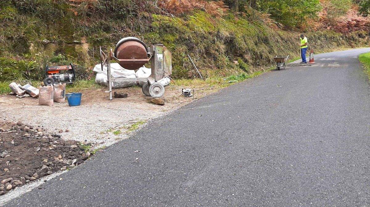 Traballos de bacheo na estrada entre Cerdedo e Caroi