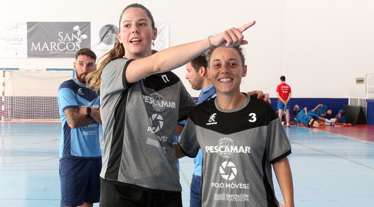 Silvia Aguete e Andrea Feijóo nun adestramento do Poio Pescamar
