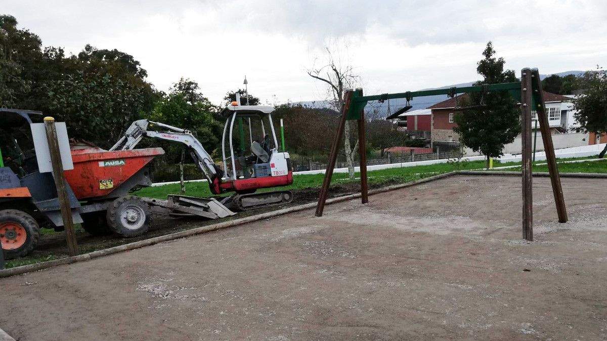 Obras en el parque infantil de Salcedo