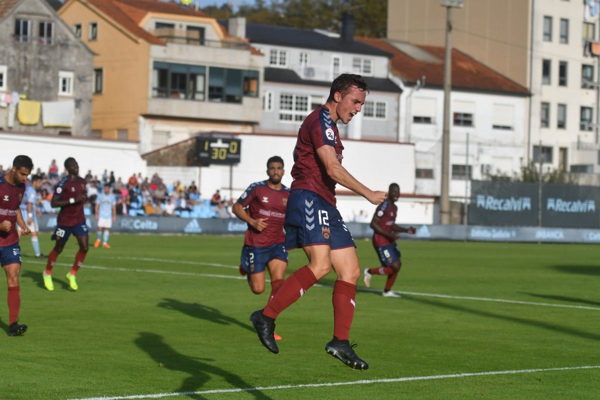 Partido de liga entre Celta B e Pontevedra en Barreiro