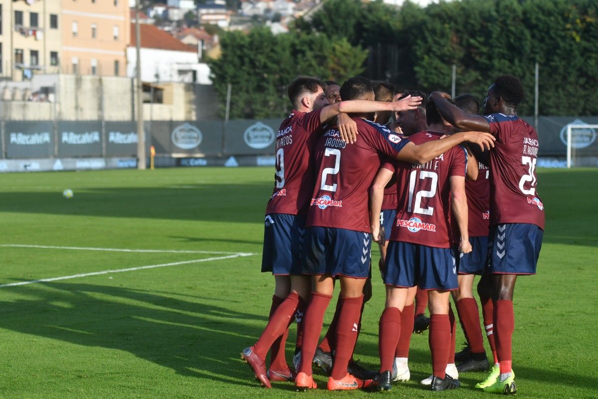 Partido de liga entre Celta B y Pontevedra en Barreiro