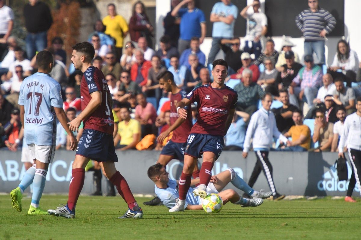 Partido de liga entre Celta B e Pontevedra en Barreiro