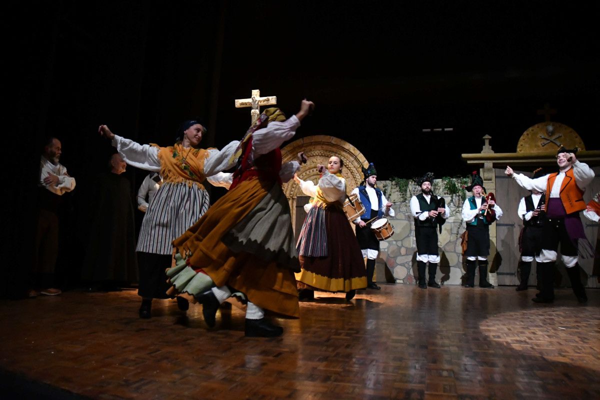 Representación de la 'Galicia Insólita' de Os de Algures en el Teatro Principal