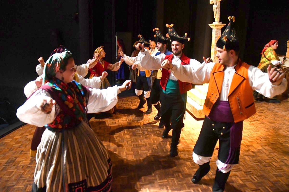 Representación de la 'Galicia Insólita' de Os de Algures en el Teatro Principal