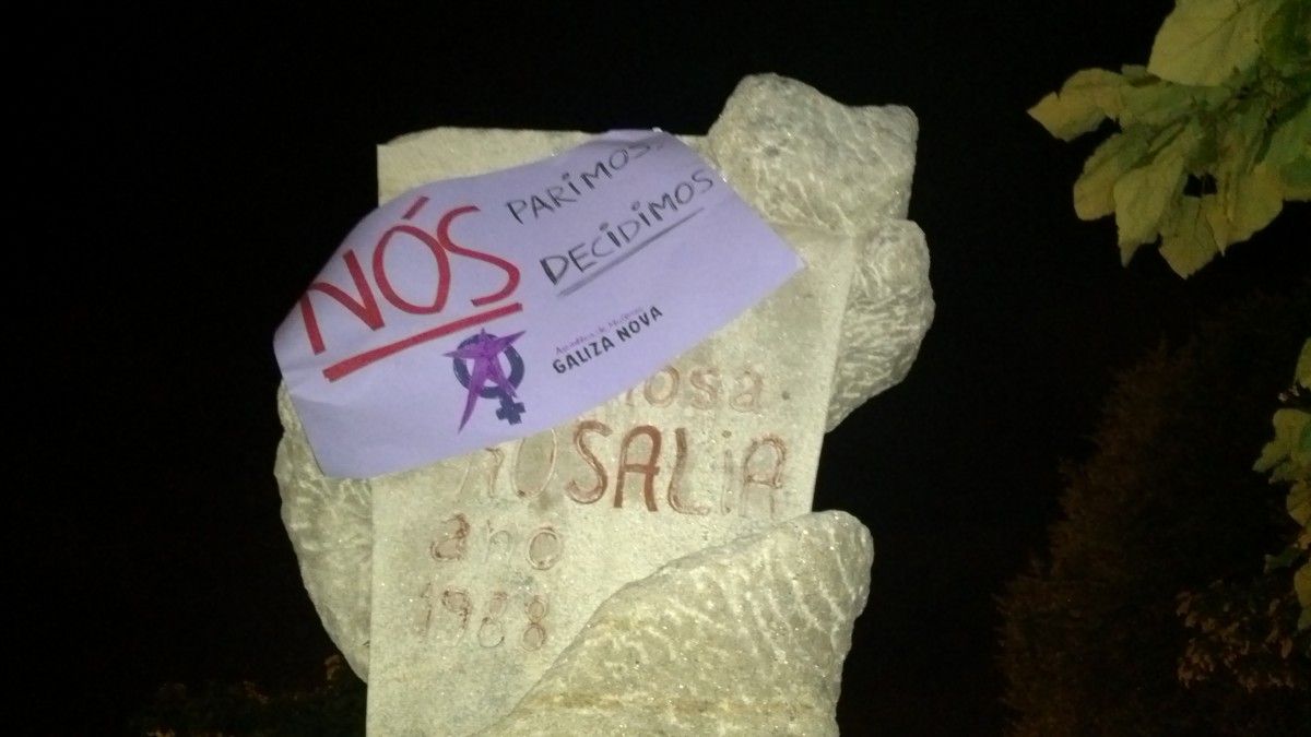 Protesta de Galiza Nova nas estatuas e monumentos de Pontevedra para dicir non á Lei do aborto 