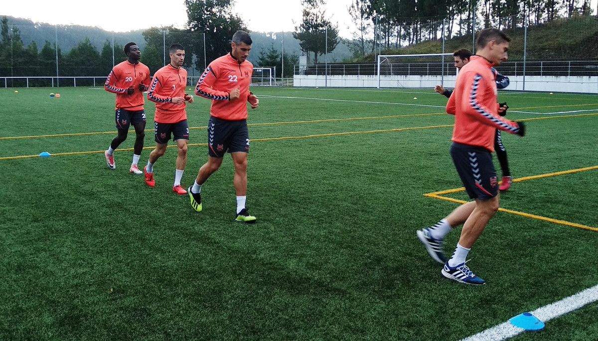 Adighibe, Nacho López, Pol Bueso e Berrocal adestran a menor ritmo por problemas musculares