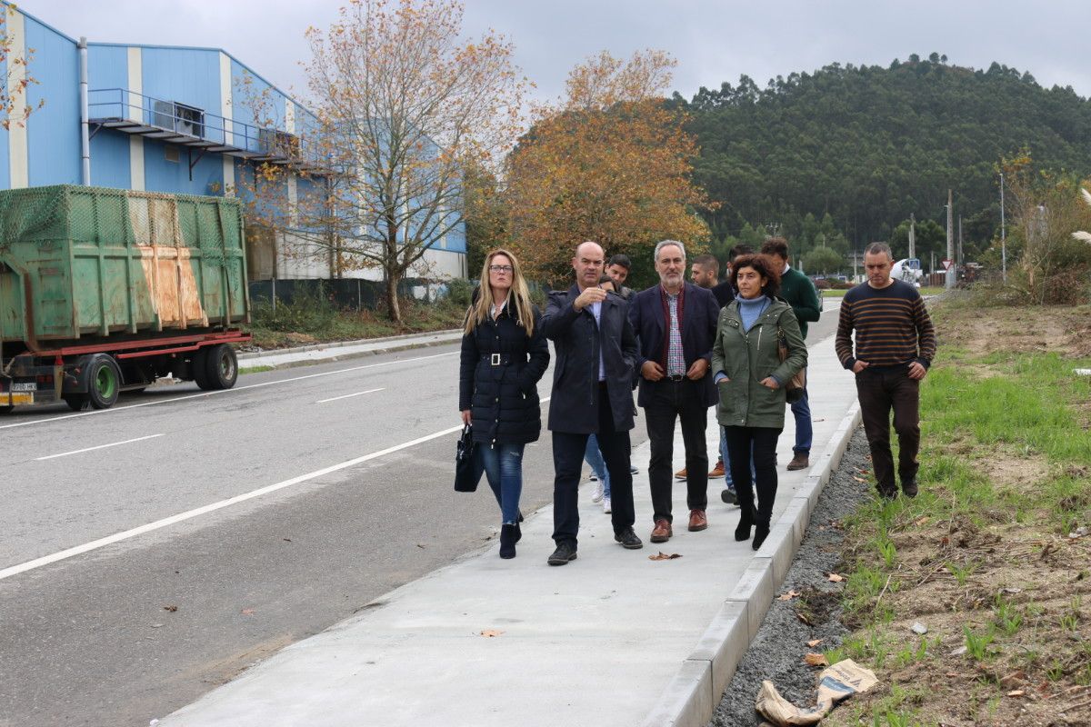 Visita del alcalde, Félix Juncal, y del delegado territorial de la Xunta, Cores Tourís, al polígono de Castiñeiras, en Bueu