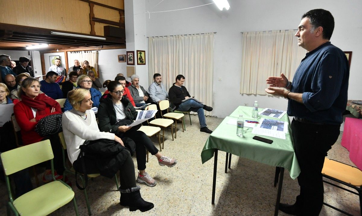Xuntanza de Demetrio Gómez con comerciantes e empresarios do barrio do Burgo 