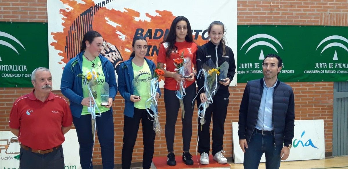 Natalia Murio (centro) no podio do Máster Nacional Sub-17 de La Rinconada en Sevilla